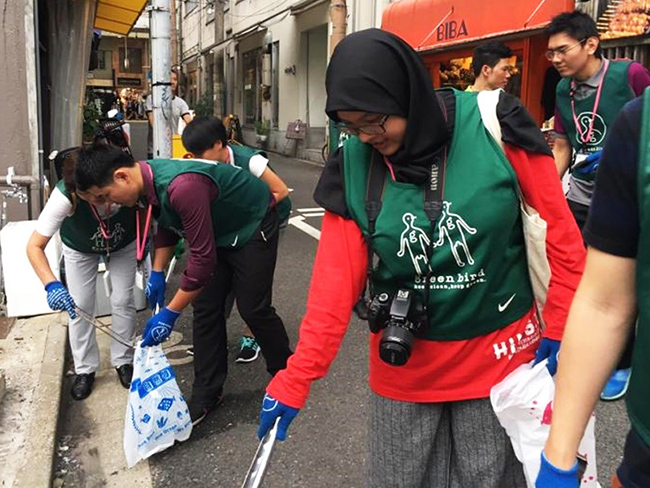 ゴミ拾いのボランティア活動に参加するフィリピン人大学生