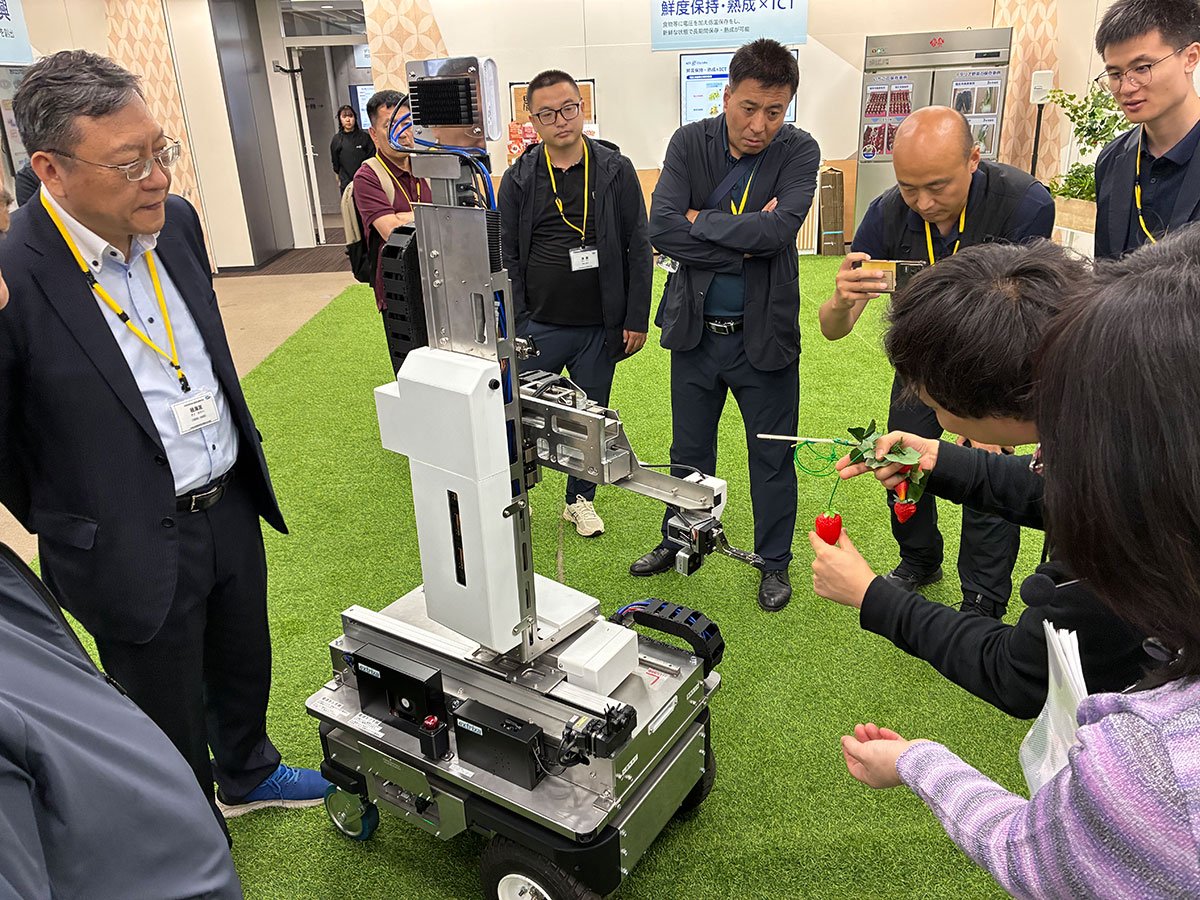 NTTe-City Laboにて開発中の収穫ロボットを視察
