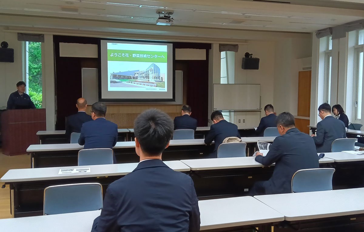 北海道立花・野菜技術センター講義中