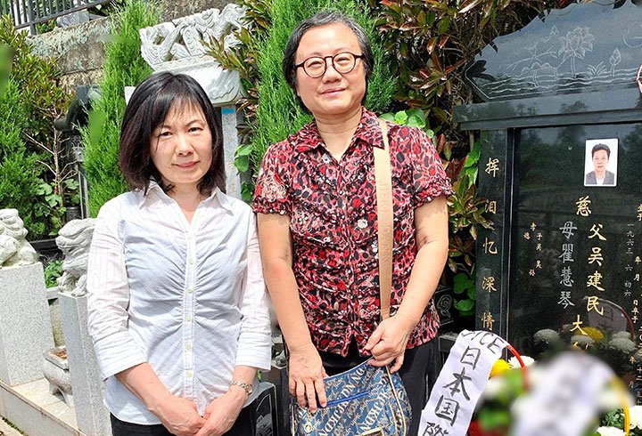 湖南省長沙市岳麓区 呉前副会長の墓前にて（左：香取職員、右：瞿慧琴夫人）