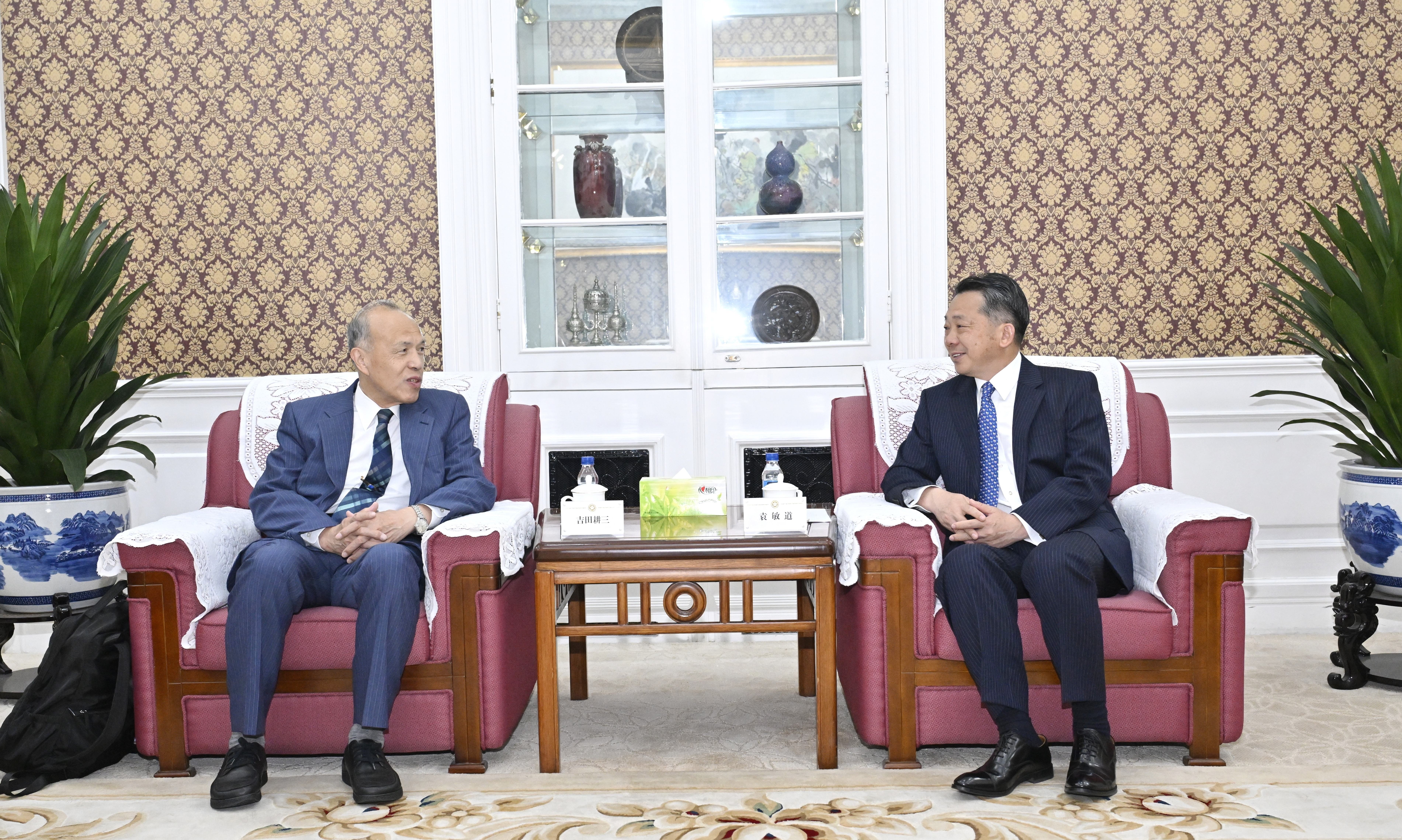 2年越しの約束が実現した北京での面会<br>吉田理事長（左）と袁副会長（右）