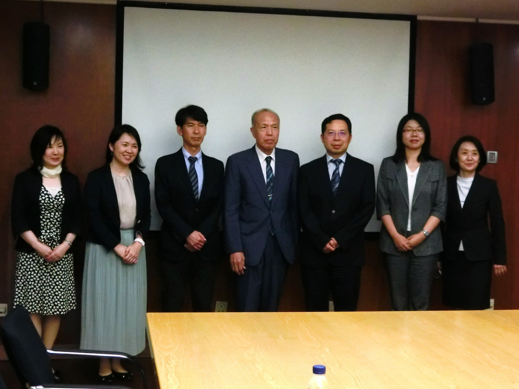 商務部訪問 <br>（左から：香取職員、小林課長、打田部長、吉田理事長、謝盛一級調研員、李魯宁三級調研員、柏木職員）