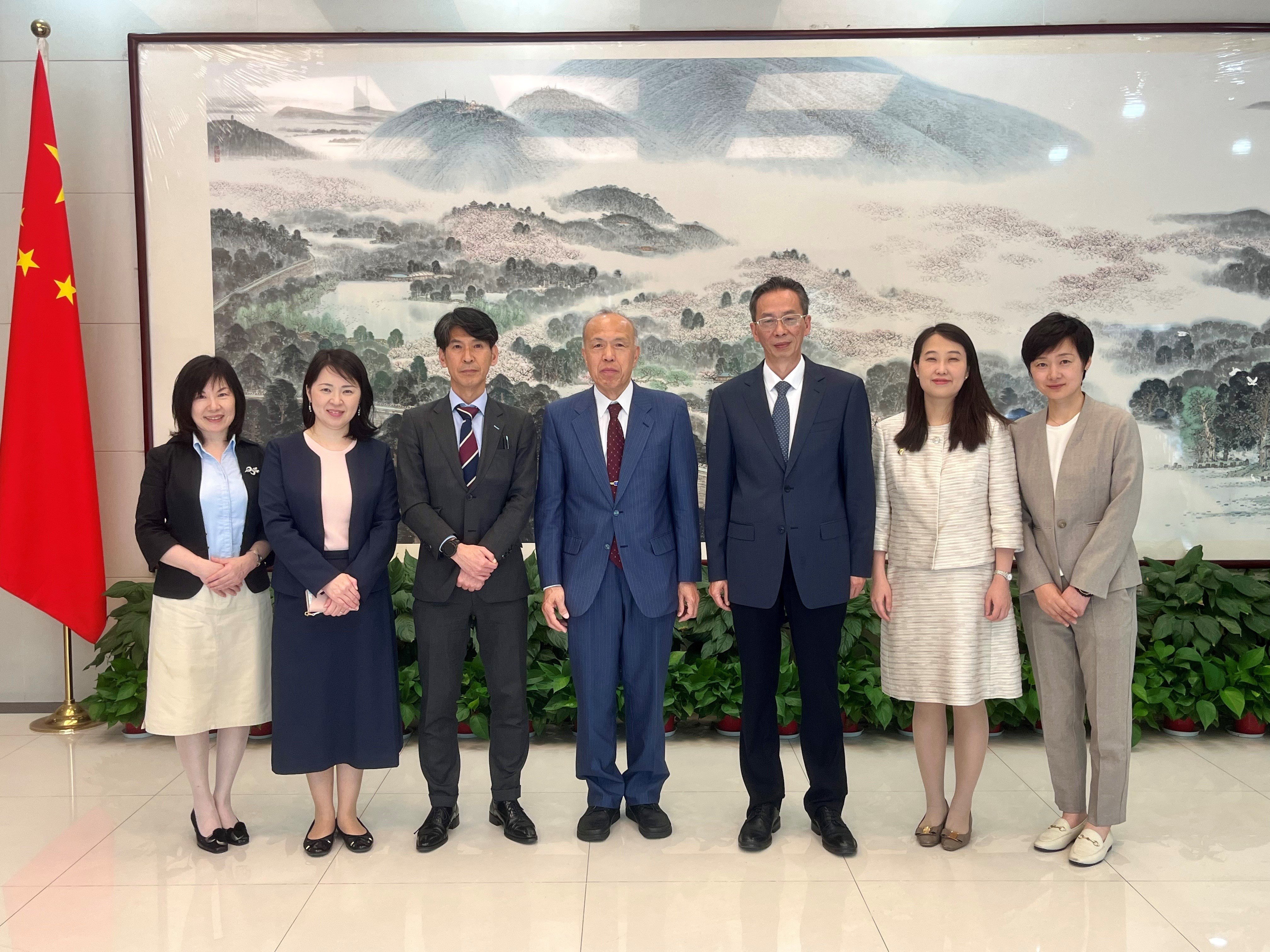 江蘇省人民対外友好協会を訪問<br>（右から：陳瑞副秘書長、張絢秘書長、銭副会長）