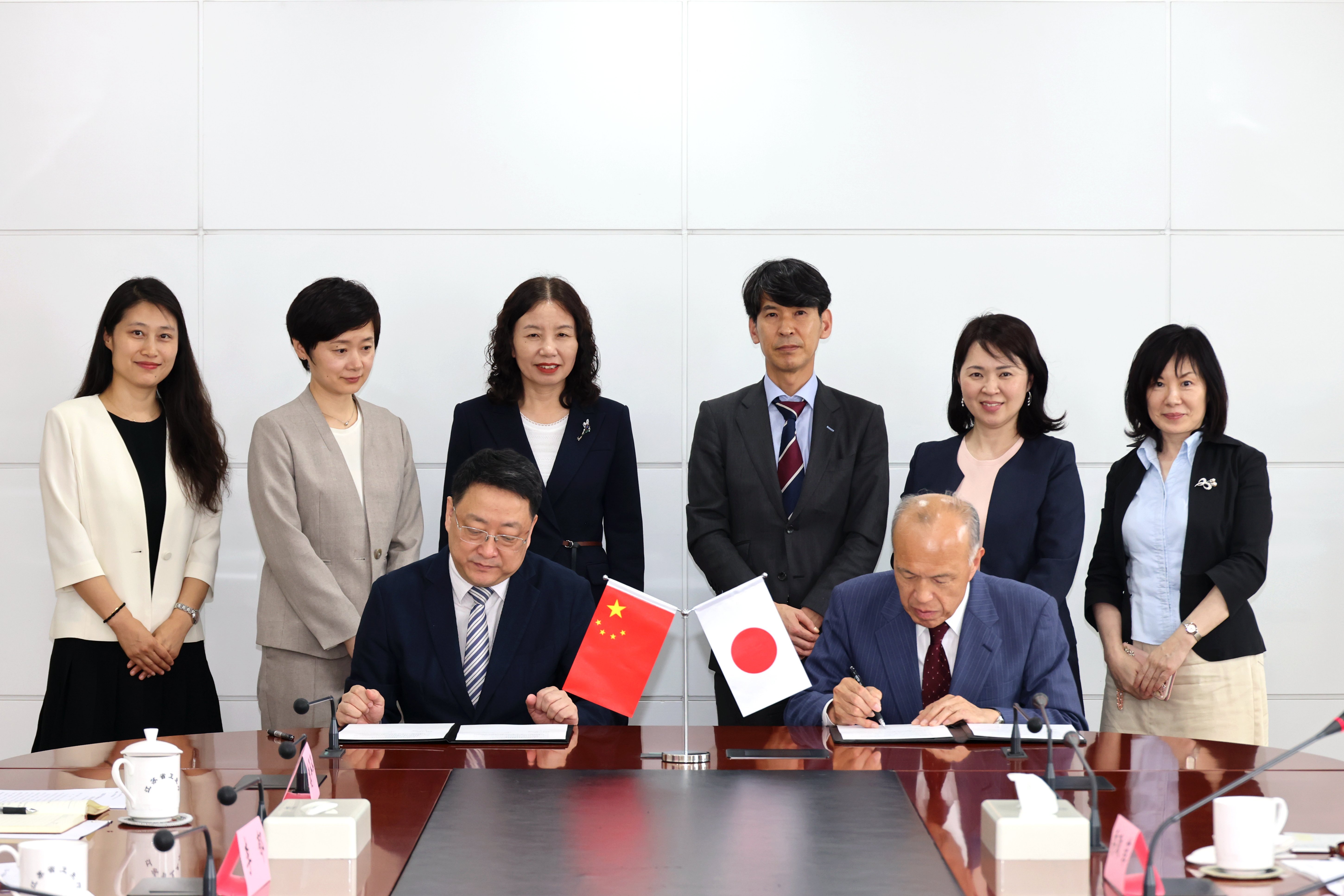 江蘇省衛生健康委員会でMOU更新 <br>（前列左：鮑軍副主任、後列左から：魏平平国際合作処職員、陳瑞副秘書長、李郁国際合作処処長）