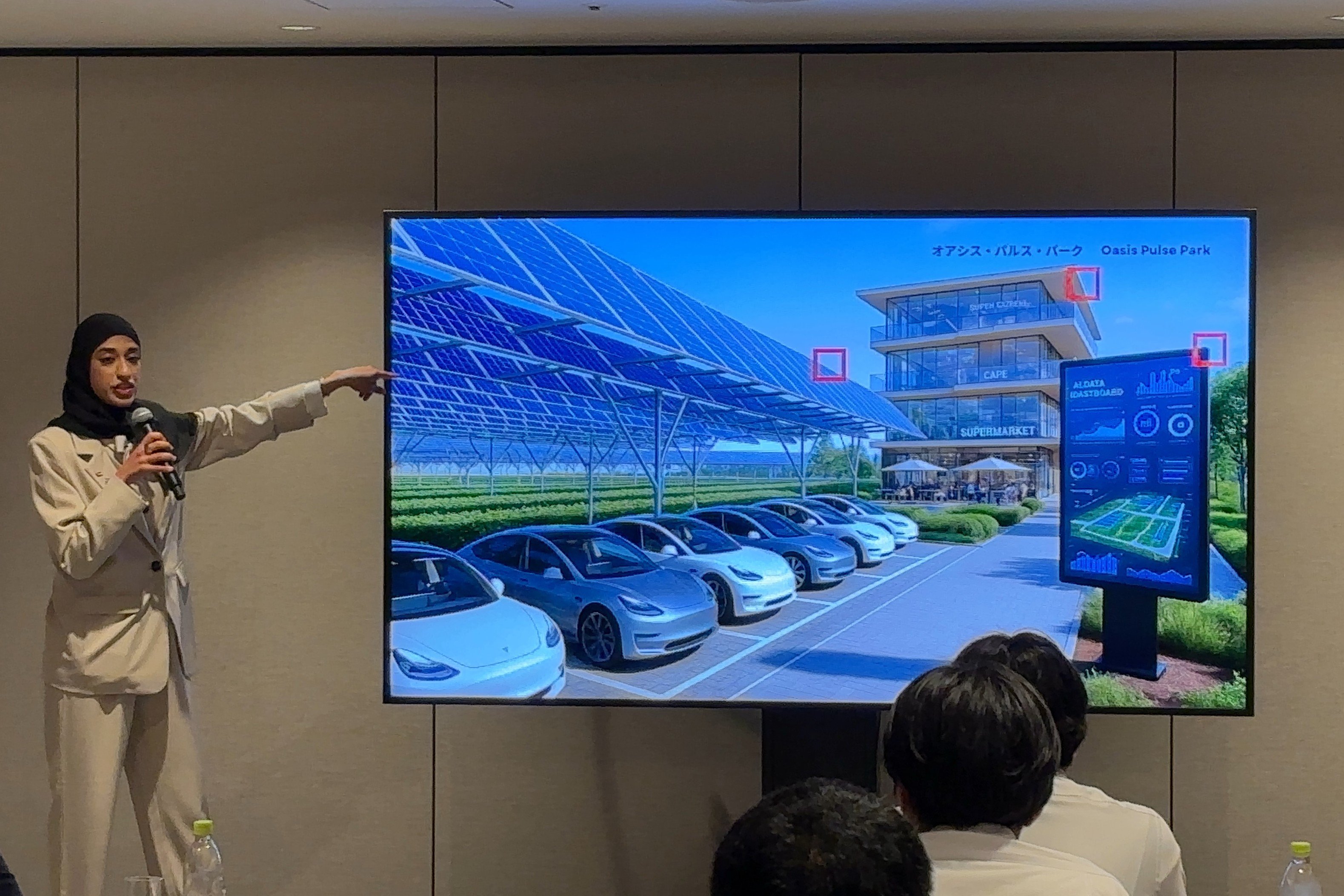日本での報告会（1）   インターン生による発表の様子 