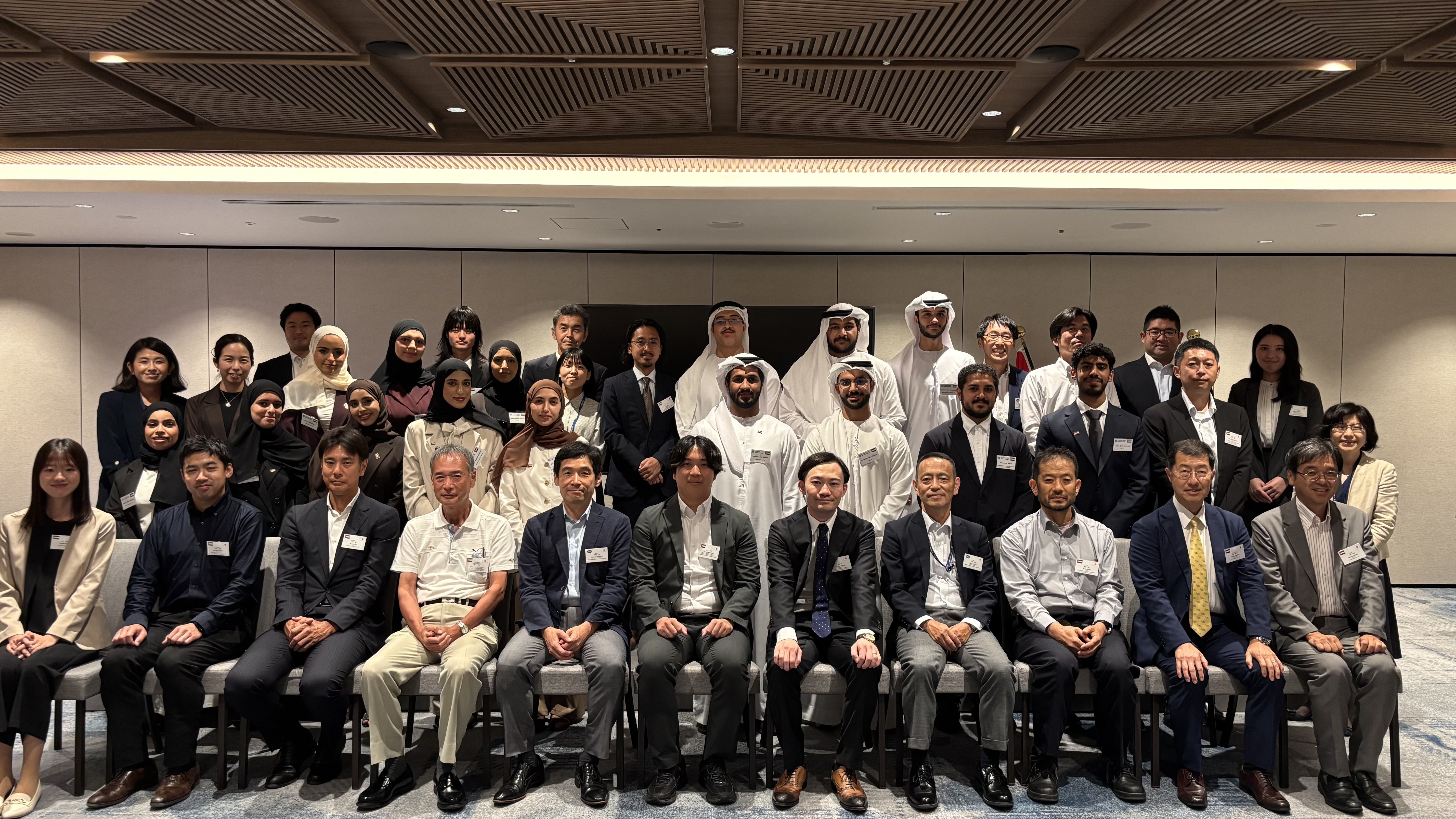 日本での報告会（2）   インターンと関係者の集合写真
