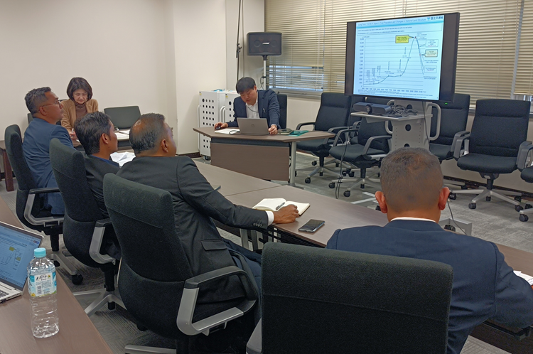 国土交通省講義　日本の人口推移と都市再生の必要性について学ぶ参加者