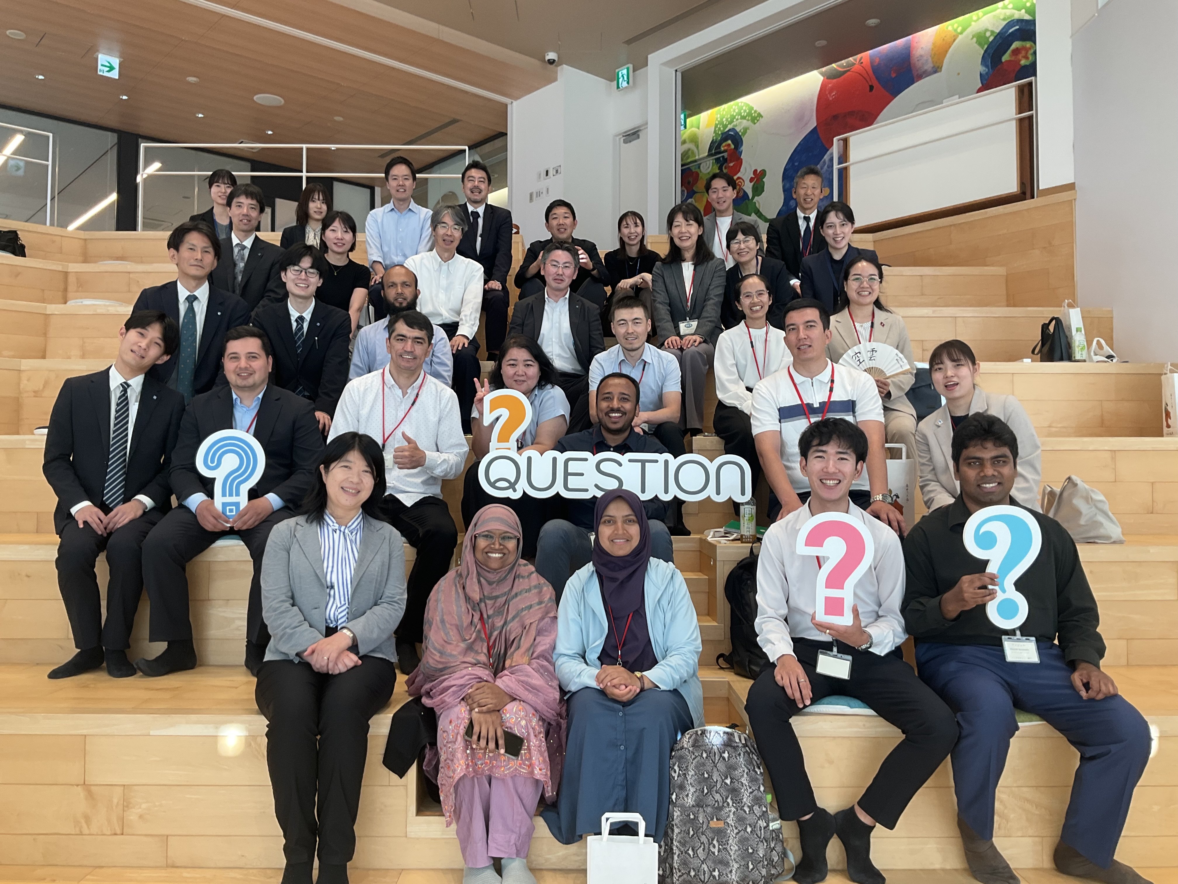 京都信用金庫が運営する共創施設「QUESTION」での集合写真  